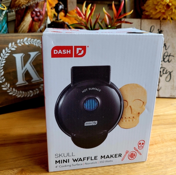 DASH SKULL MINI WAFFLE MAKER - Picture 2 of 6